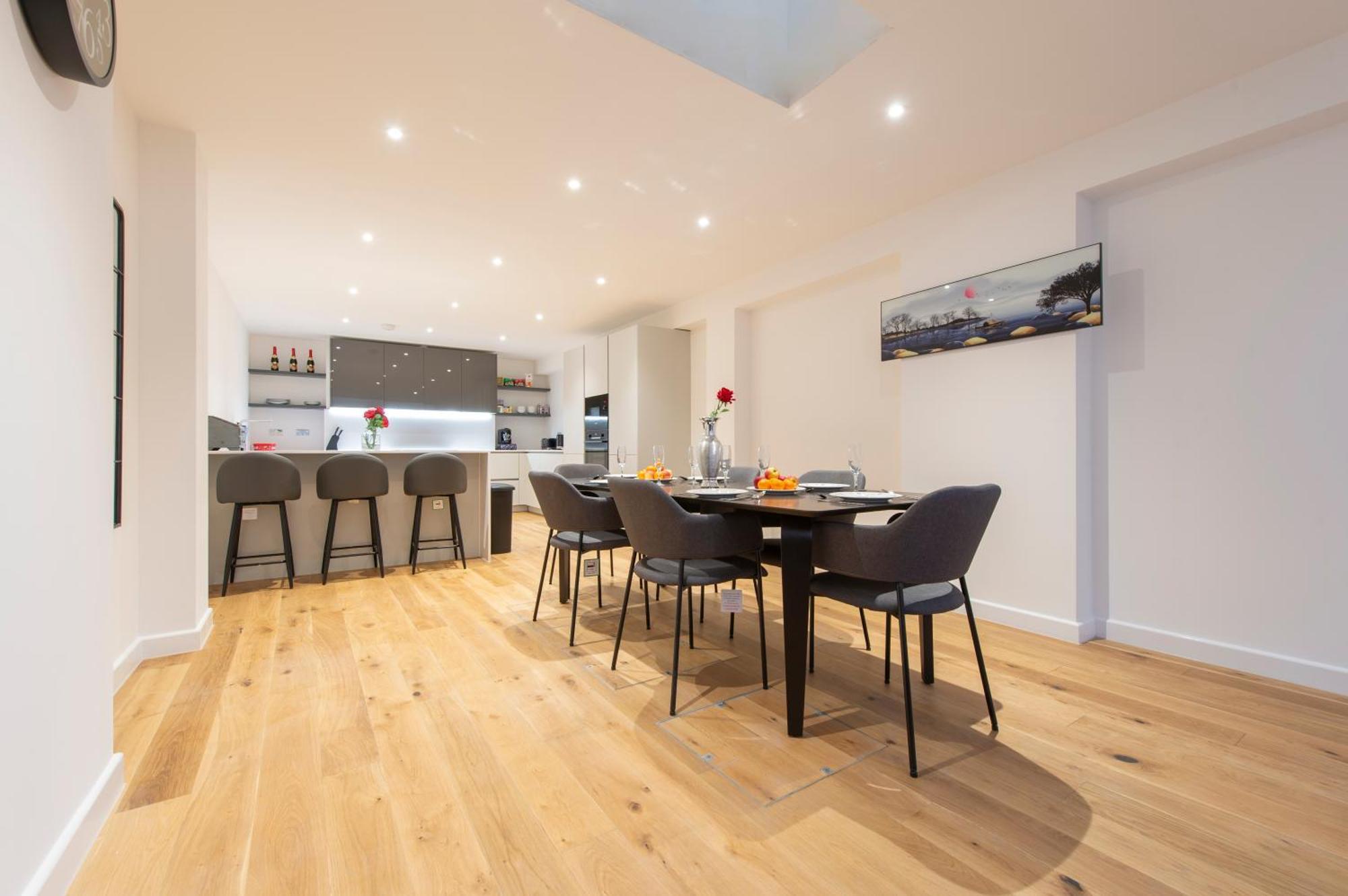Exquisite 3br Duplex Air-con& Amenities